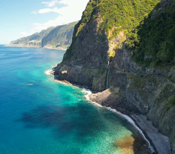 Fantastisk luftfoto af Bridal Veil-vandfaldene der falder direkte i Atlanterhavet på Madeiras nordkyst