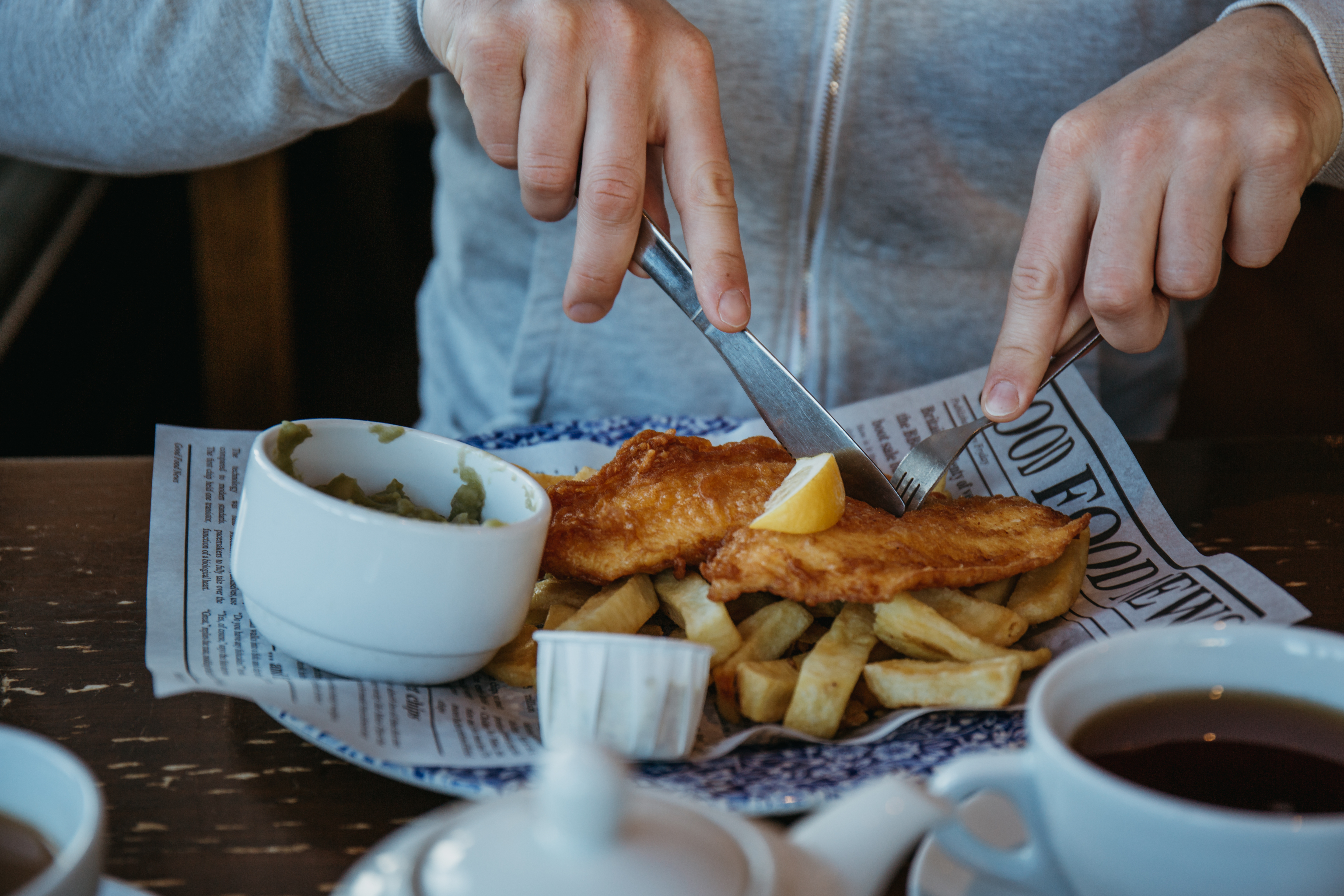 Traditionel britisk fish and chips med mushy peas serveret på restaurant i Skotland