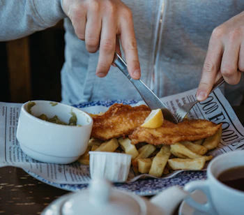 Traditionel britisk fish and chips med mushy peas serveret på restaurant i Skotland