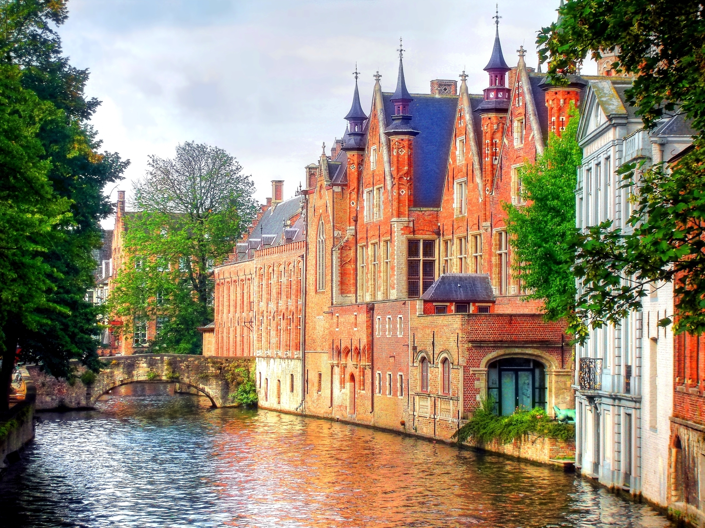 Historisk middelalderlig kanal med gotiske murstensbygninger i Bruges Belgien