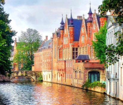 Historisk middelalderlig kanal med gotiske murstensbygninger i Bruges Belgien