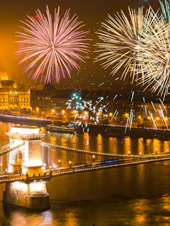 Spektakulært nytårsfyrværkeri over Budapests Chain Bridge og Donau floden om natten