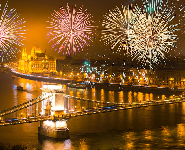 Spektakulært nytårsfyrværkeri over Budapests Chain Bridge og Donau floden om natten