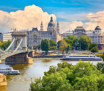 Betagende panoramaudsigt over Budapest med den ikoniske Kædebro over Donaufloden og historiske bygninger med operaens kuppel