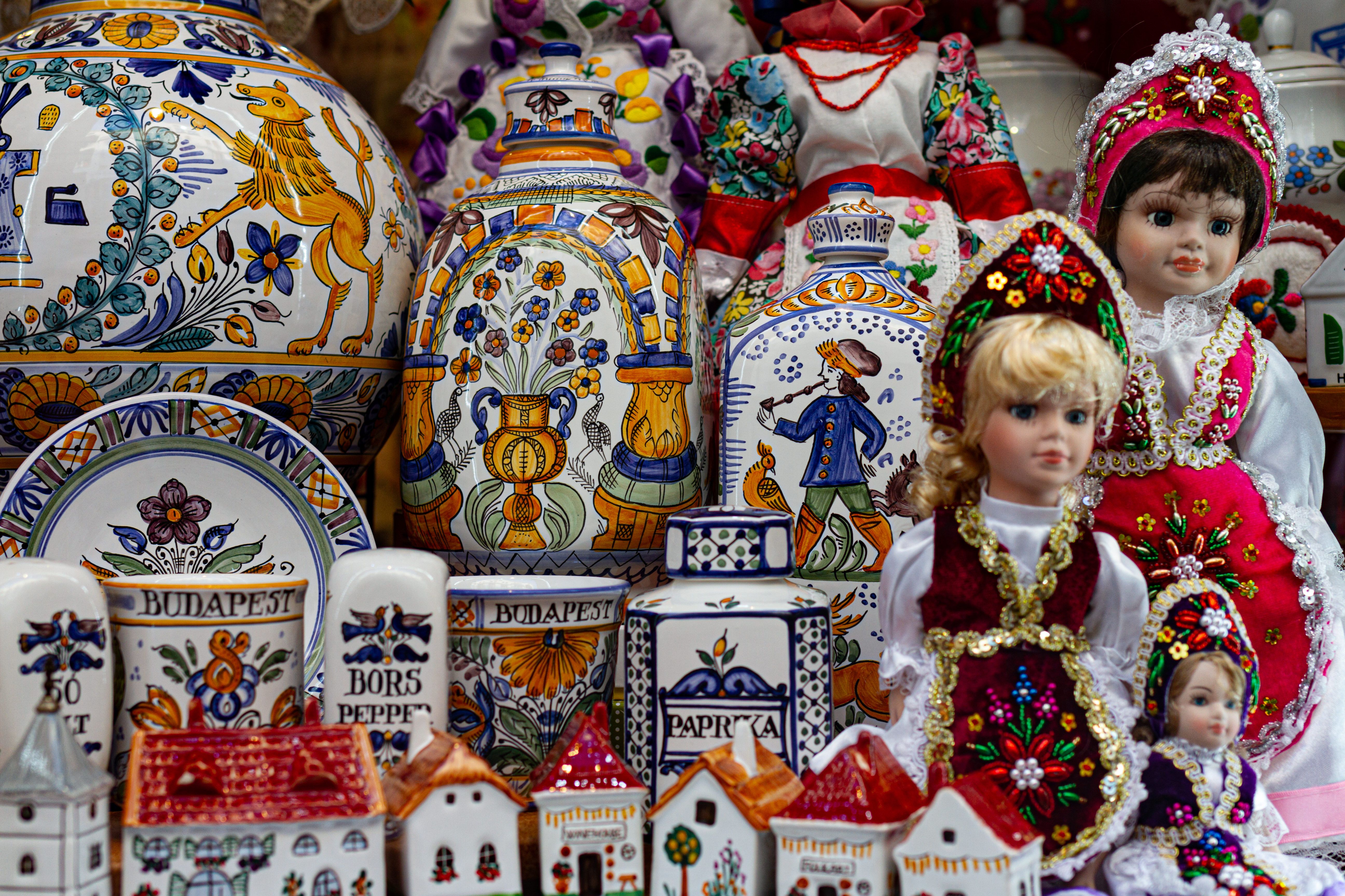 Farverige traditionelle ungarske souvenirs og håndlavede folkedukker udstillet i et butiksvindue i Budapest