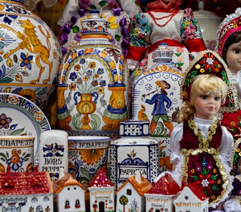 Farverige traditionelle ungarske souvenirs og håndlavede folkedukker udstillet i et butiksvindue i Budapest