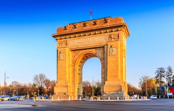 Den imponerende Arcul de Triumf (Triumfbuen) i Bukarest, Rumænien, et marmormonument på Kiseleff-vejen der fejrer landets uafhængighed og ærer helte fra Første Verdenskrig