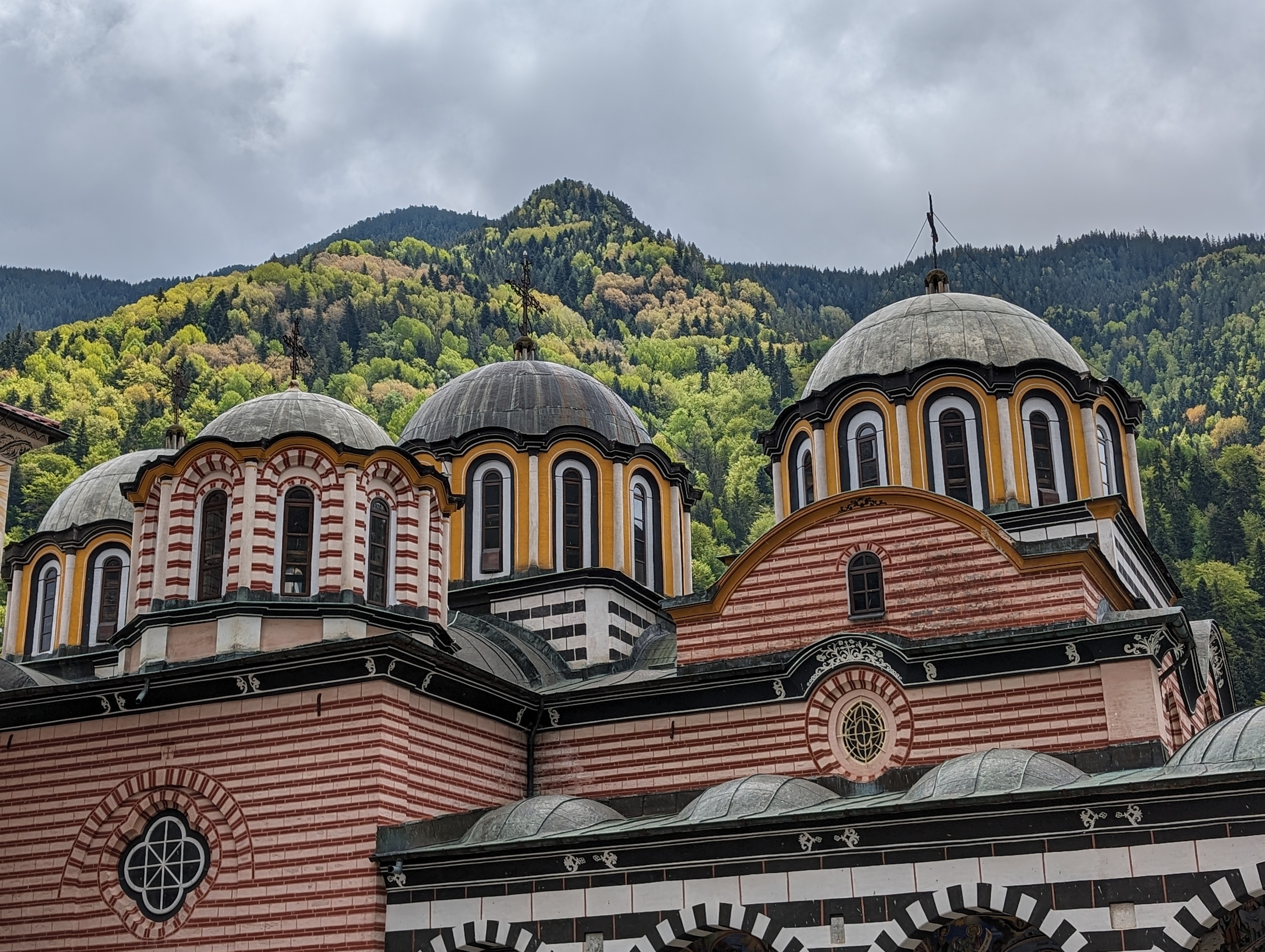 Historisk ortodoks kloster med kupler i de grønne bulgarske bjerge