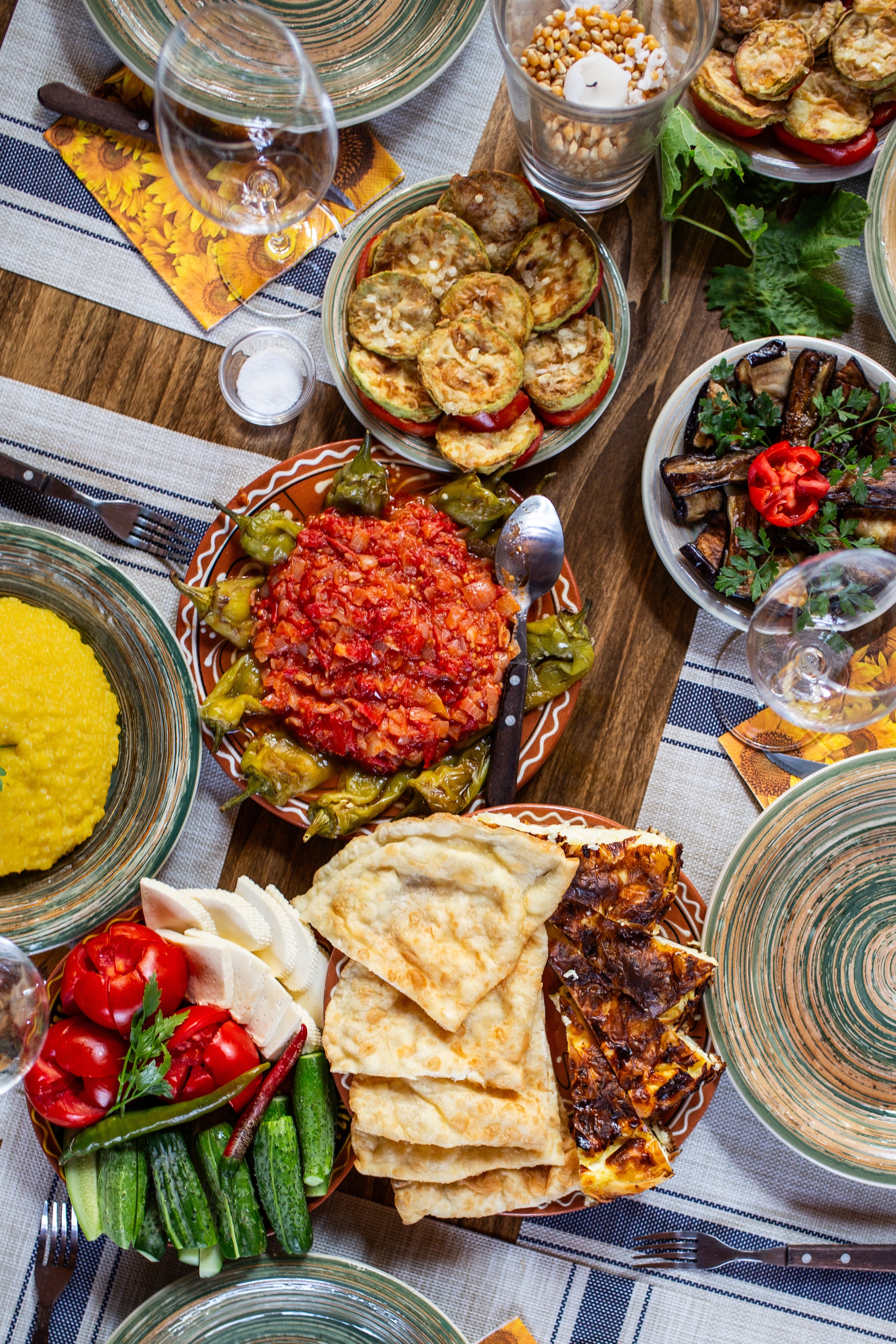 Traditionel bulgarsk madbordet med grillede grøntsager, fladbrød og autentiske østeuropæiske retter