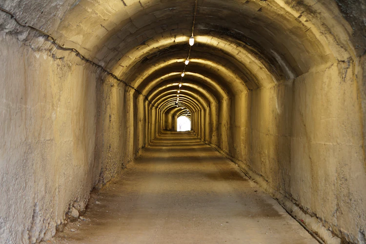 Underjordisk bunker tunnel med buede betonkorridorer i Tirana Albanien