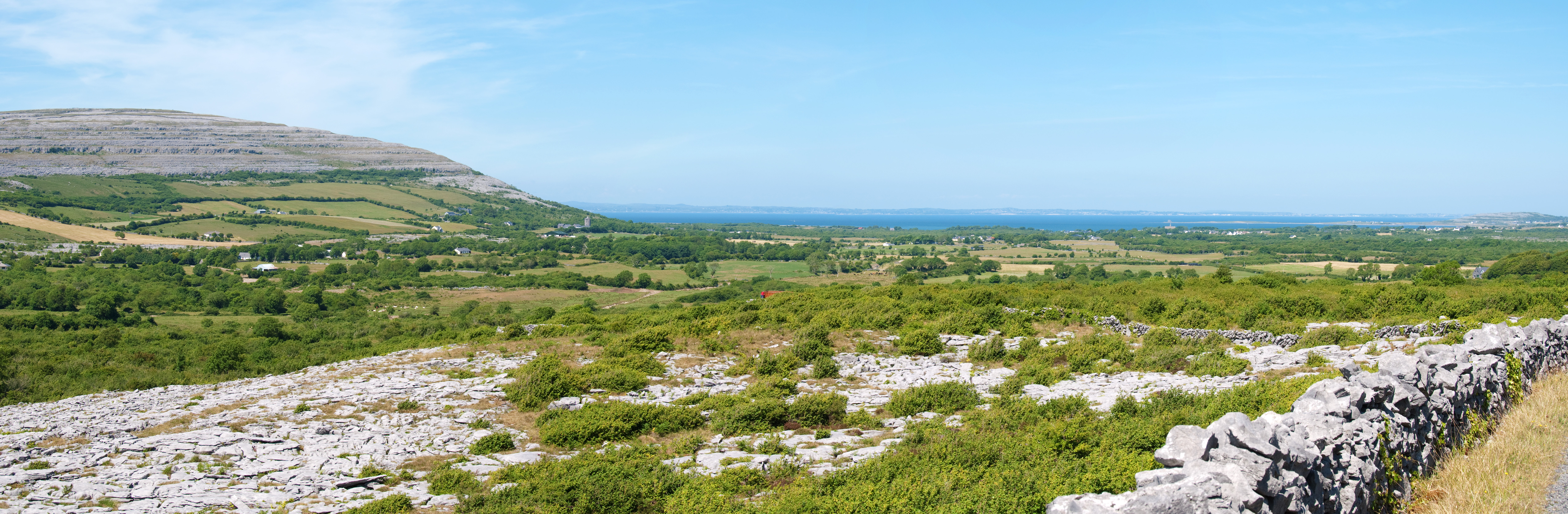Fascinerende kalkstenslandskab i Burren Nationalpark i Irland, et UNESCO Global Geopark med unikke stenformationer under blå himmel