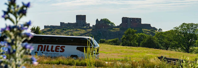 En NillesGislev bus der holder foran Hammershus, Bornholm