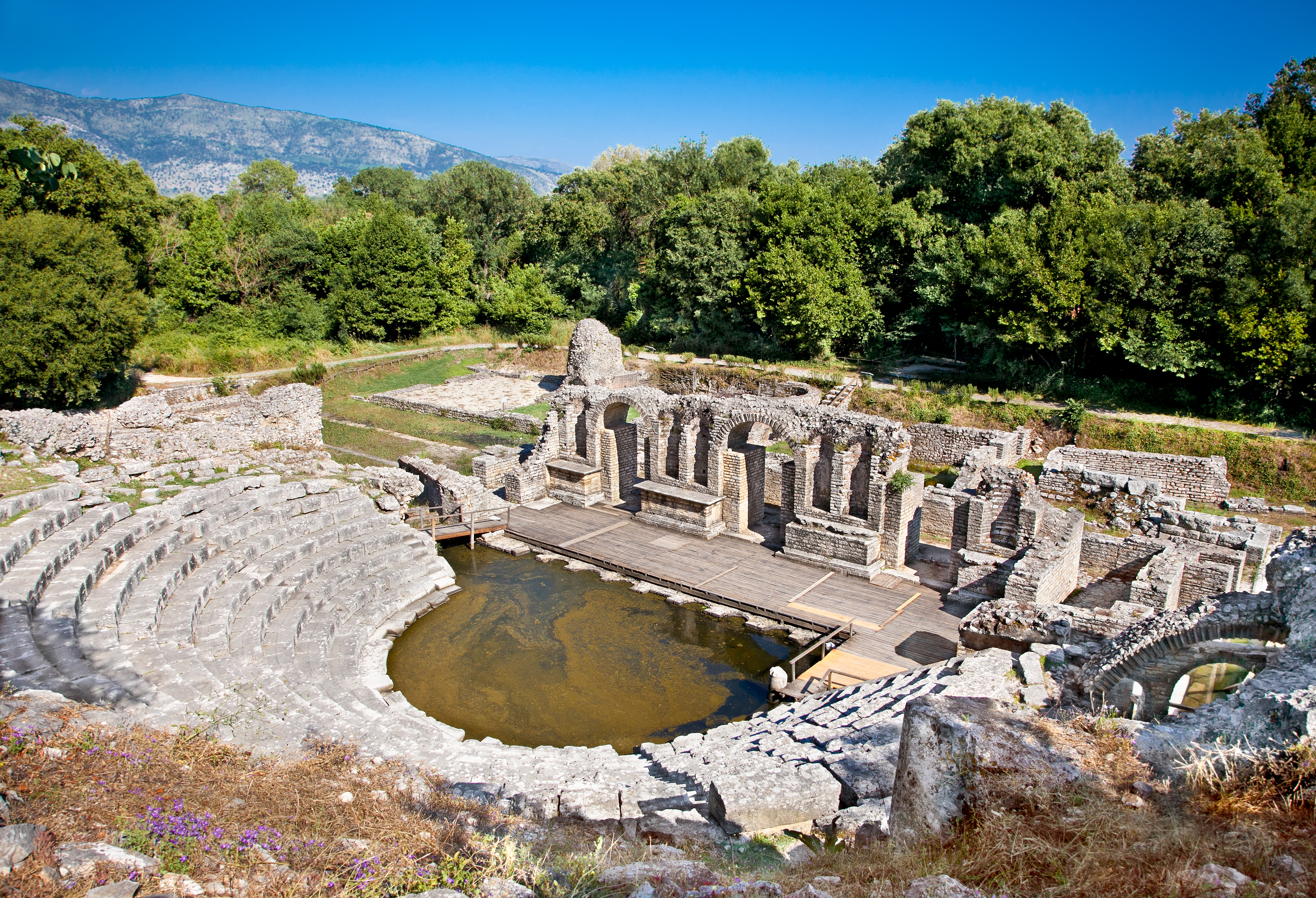 Antikke romerske amfiteater ruiner i Butrint Nationalpark Albanien med stensøjler og arkæologiske levn