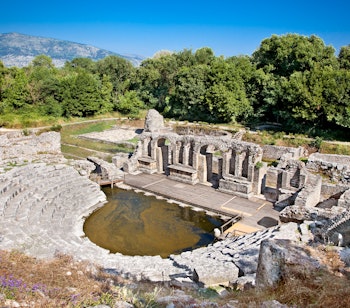 Antikke romerske amfiteater ruiner i Butrint Nationalpark Albanien med stensøjler og arkæologiske levn