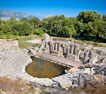 Antikke romerske amfiteater ruiner i Butrint Nationalpark Albanien med stensøjler og arkæologiske levn