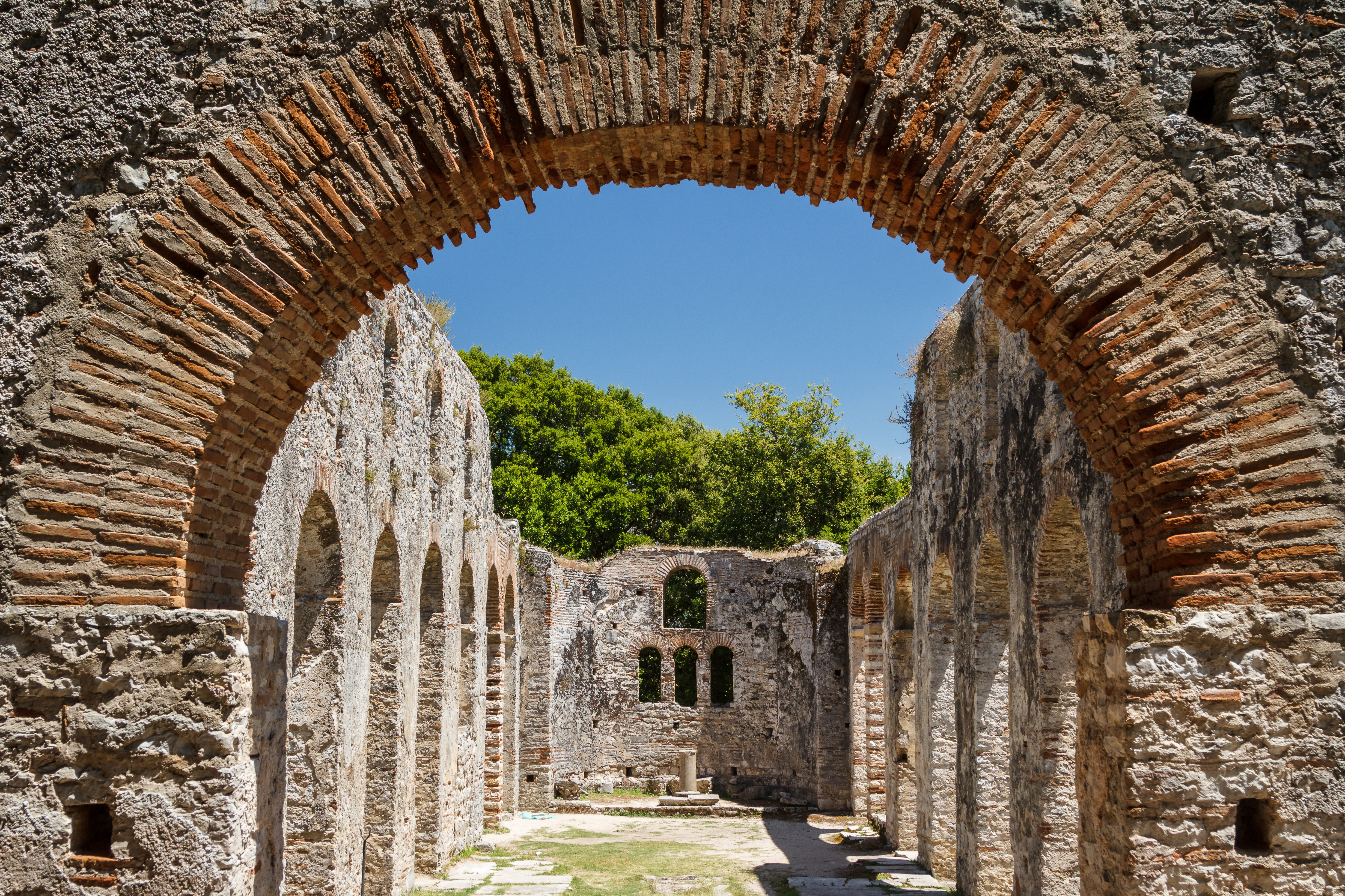 Antikke romerske ruiner med murstens bue i Butrint Nationalpark Albanien UNESCO Verdensarvssted