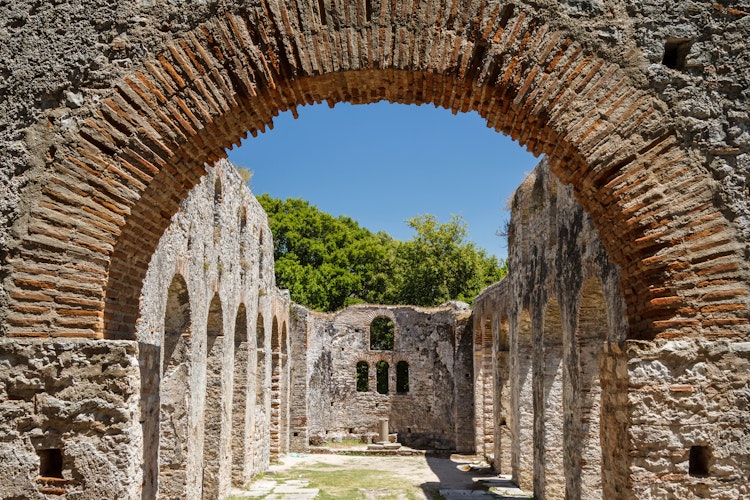 Antikke romerske ruiner med murstens bue i Butrint Nationalpark Albanien UNESCO Verdensarvssted