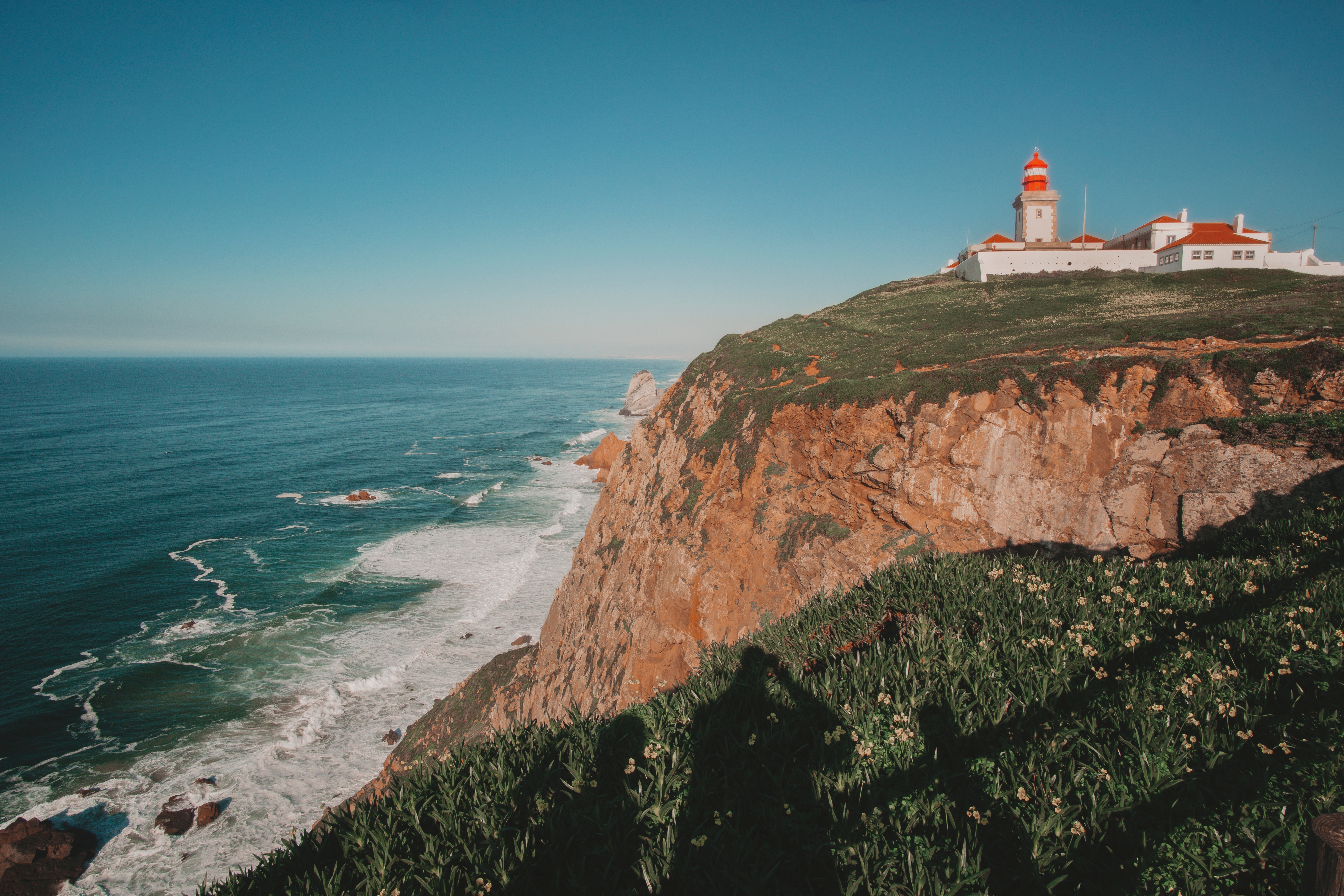 Cabo da Roca fyrtårn på dramatiske klipper ved Atlanterhavet – Europas vestligste punkt i Portugal