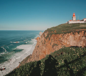 Cabo da Roca fyrtårn på dramatiske klipper ved Atlanterhavet – Europas vestligste punkt i Portugal