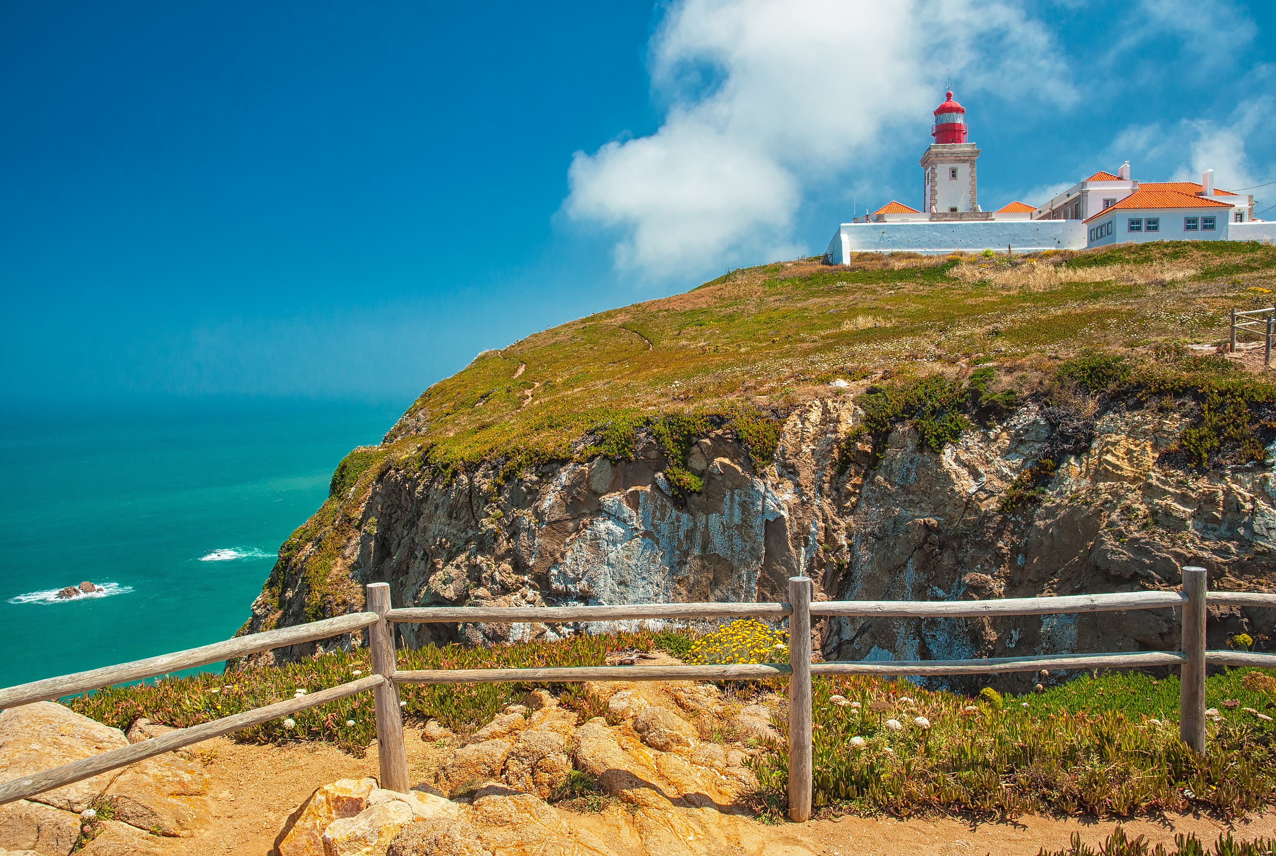 Historisk fyrtårn ved Cabo da Roca, Europas vestligste punkt på fastlandet, med udsigt over Atlanterhavet nær Sintra, Portugal