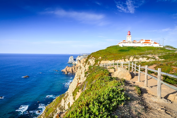 Fyrtårnet ved Cabo da Roca i Portugal med udsigt over Atlanterhavet - Europas vestligste punkt på fastlandet