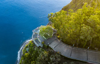 Luftfoto af Cabo Girão udsigtspunktet på Madeira - Europas højeste forbjerg med en betagende udsigt over Atlanterhavet og kysten