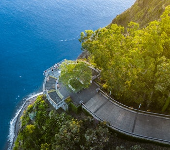 Luftfoto af Cabo Girão udsigtspunktet på Madeira - Europas højeste forbjerg med en betagende udsigt over Atlanterhavet og kysten
