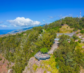 Luftfoto af Cabo Girão udsigtspunkt med glasbund på Madeira. Den 580 meter høje havklint tilbyder panoramaudsigt over Atlanterhavet.