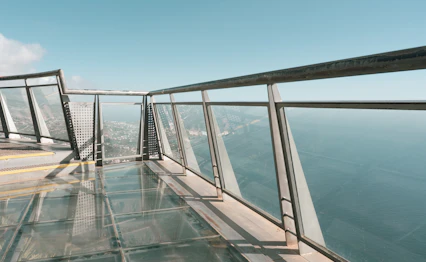 Spektakulært skywalk udsigtspunkt med glasgulv på Cabo Girão klippen på Madeira med fantastisk udsigt over Atlanterhavet