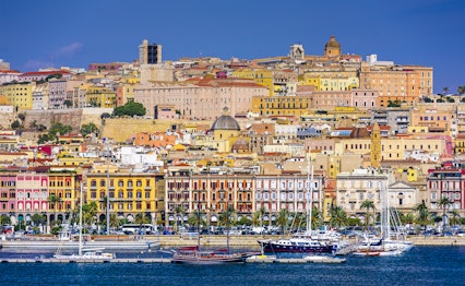 Panoramisk udsigt over Cagliari med dens historiske bygninger og arkitektur langs Sardiniens kystlinje, en smuk middelhavsby i Italien