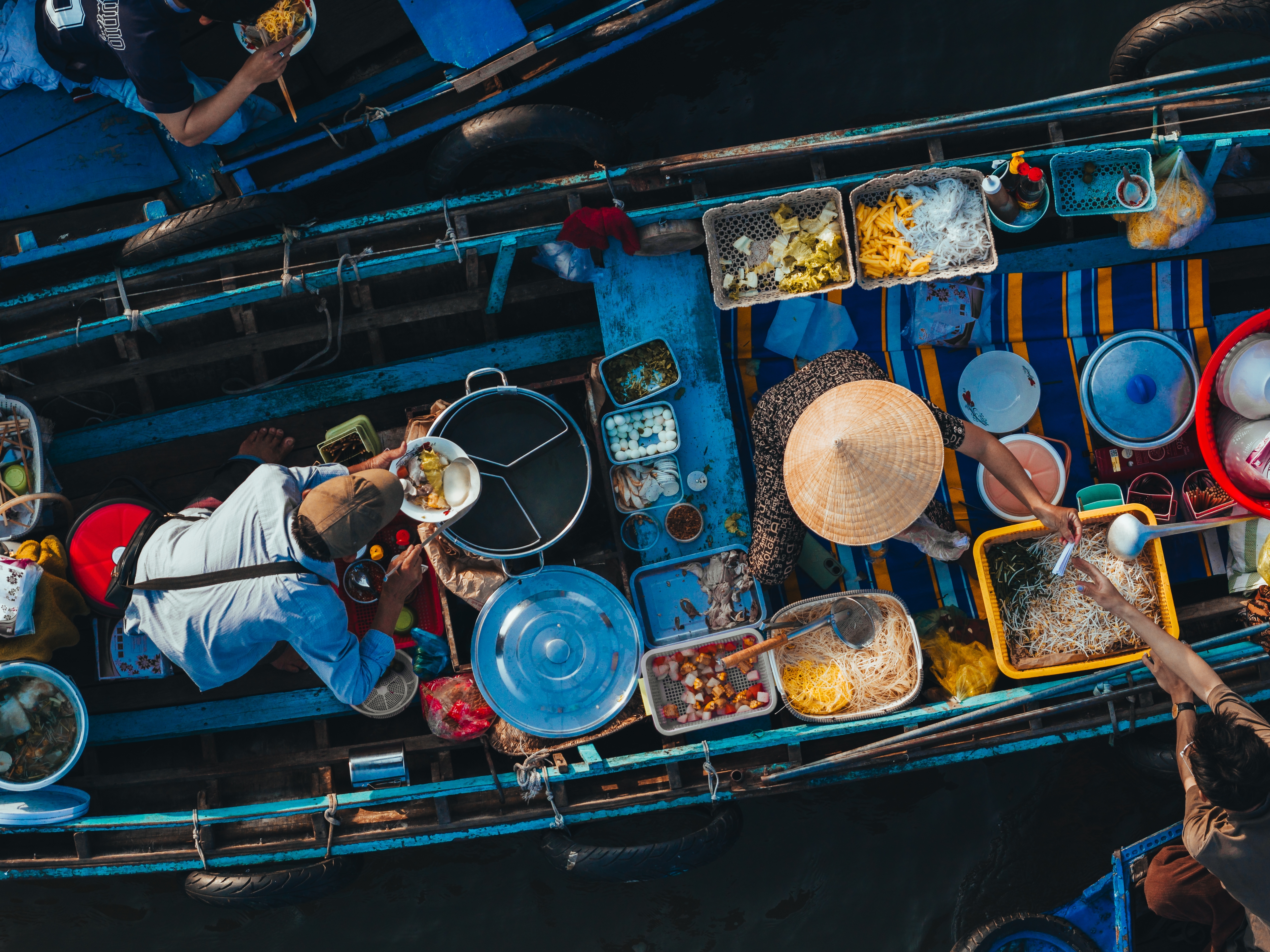Luftfoto af det flydende marked Cai Rang i Can Tho, Vietnam, hvor lokale sælger mad, grøntsager og frugt fra både på Mekong Delta-floden