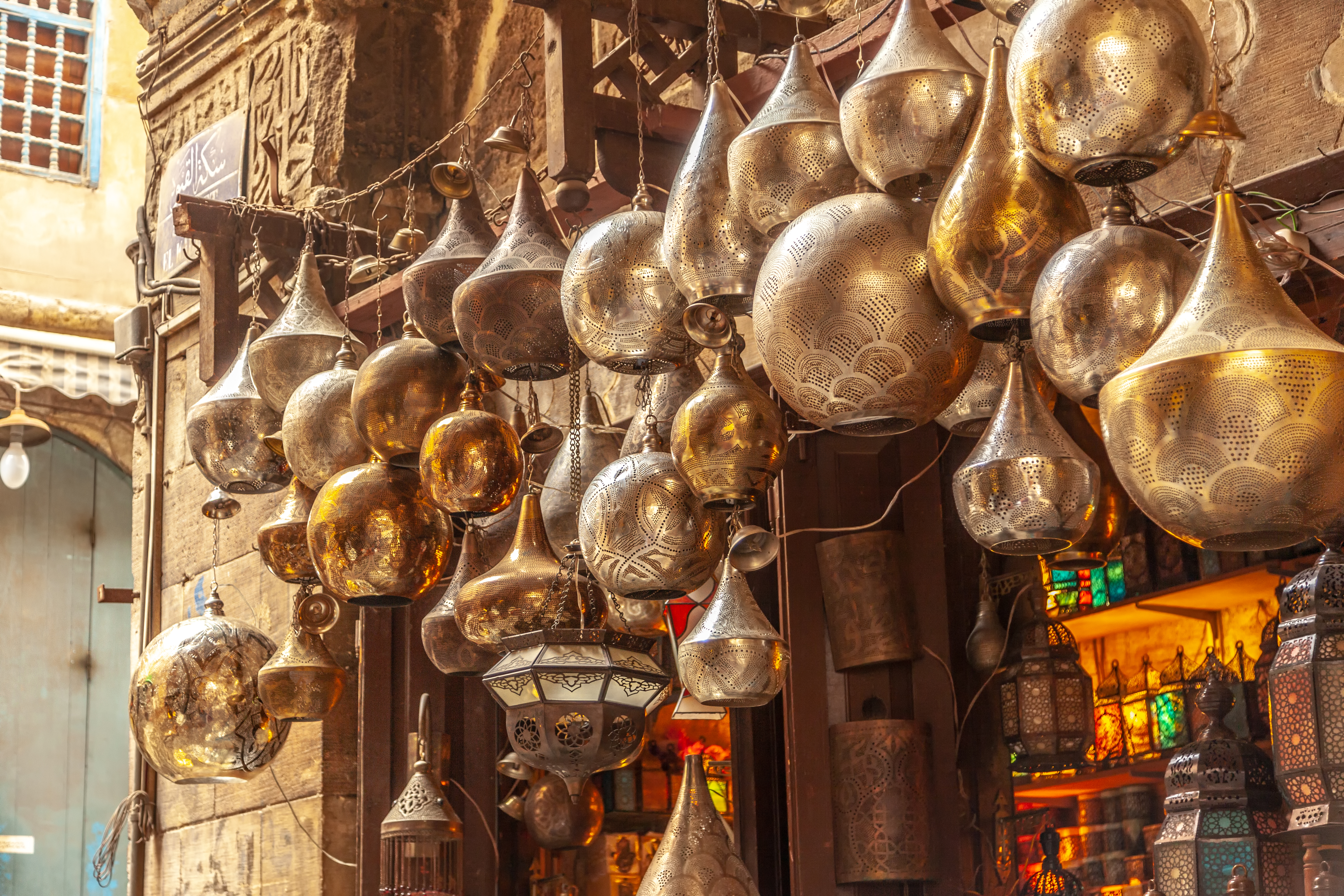 Traditionelle kobberlamper og metalarbejde på Khan el-Khalili bazaar i Cairo Egypten