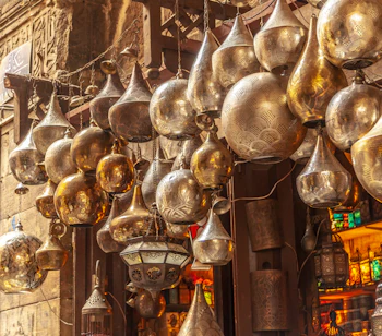 Traditionelle kobberlamper og metalarbejde på Khan el-Khalili bazaar i Cairo Egypten