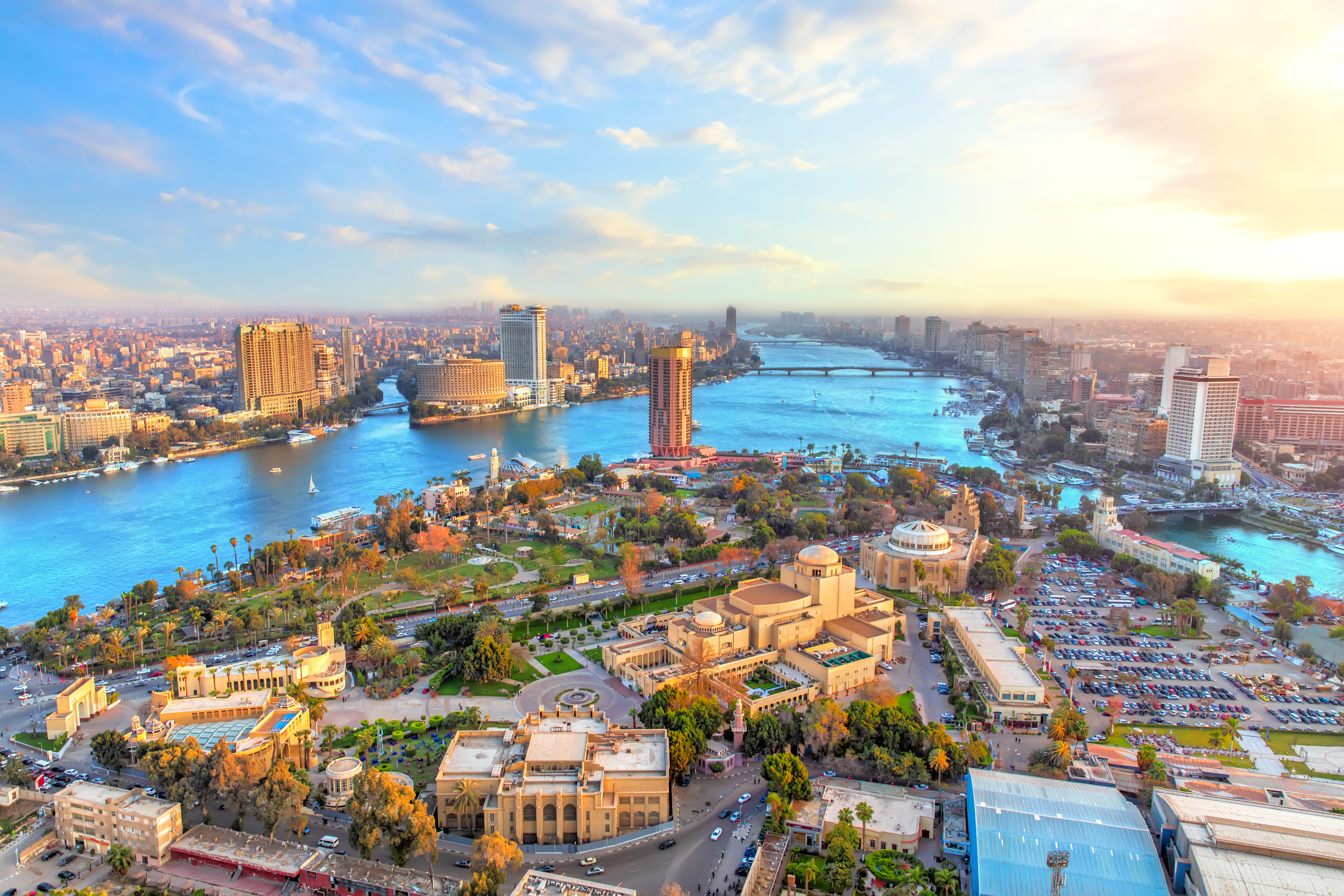 Luftfoto over Kairo bycenter og Nilen ved solnedgang med udsigt over skyline og Gezira-øen i Egypten
