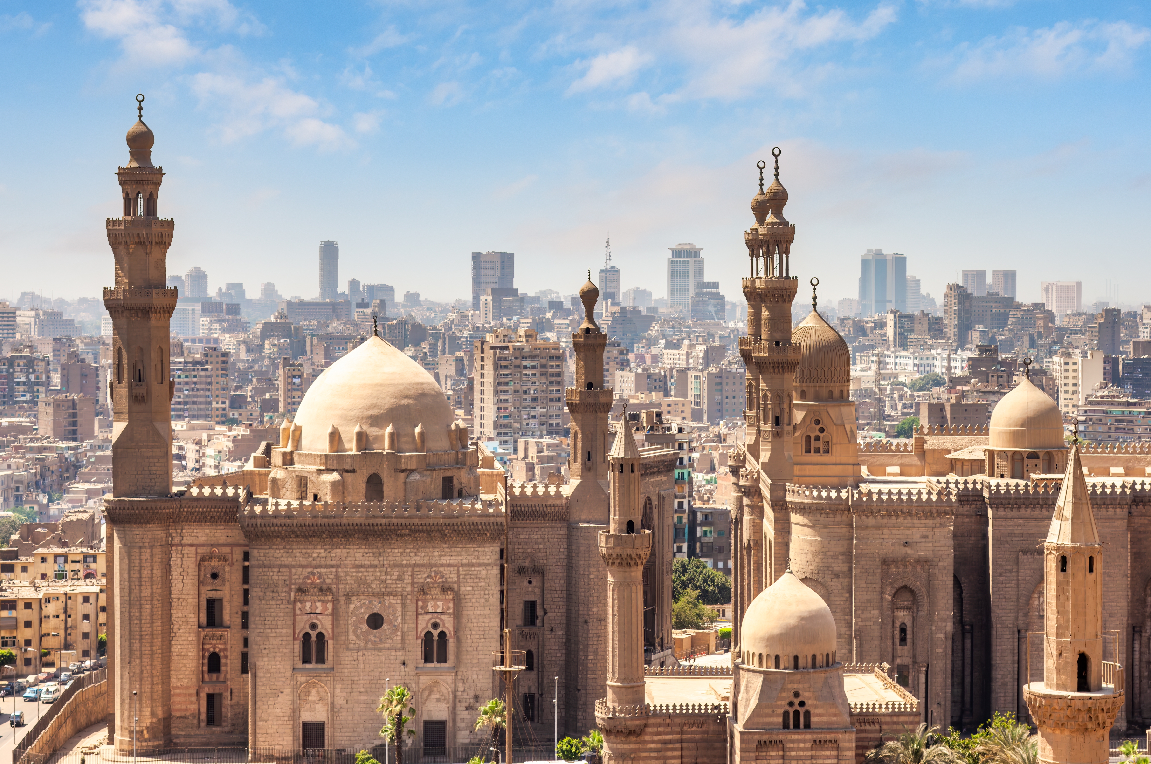 Luftudsigt over Kairo med Sultan Hassan-moskeen og Al Rifai-moskeens kupler og minareter i Egypten
