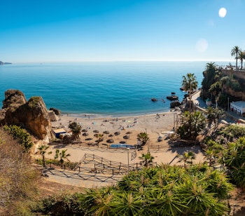 Panoramaudsigt over Calahonda stranden i Nerja med solbadende gæster ved Middelhavet om foråret, Costa del Sol, Andalusien