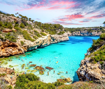 Idylliske Caló del Moro bugt med krystalklart turkisblåt vand omgivet af majestætiske klipper i Santanyí på Mallorca, Spanien