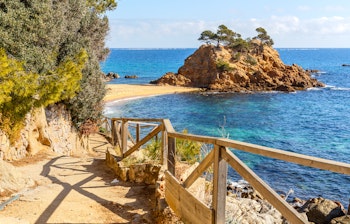 Den smukke Cami de Ronda kyststi, der snor sig langs Costa Bravas dramatiske klippekyst med det azurblå Middelhav i Catalonien