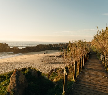Trætrappe langs Caminho Portugûes pilgrimsruten i Nordportugal med udsigt over Atlanterhavet ved solnedgang