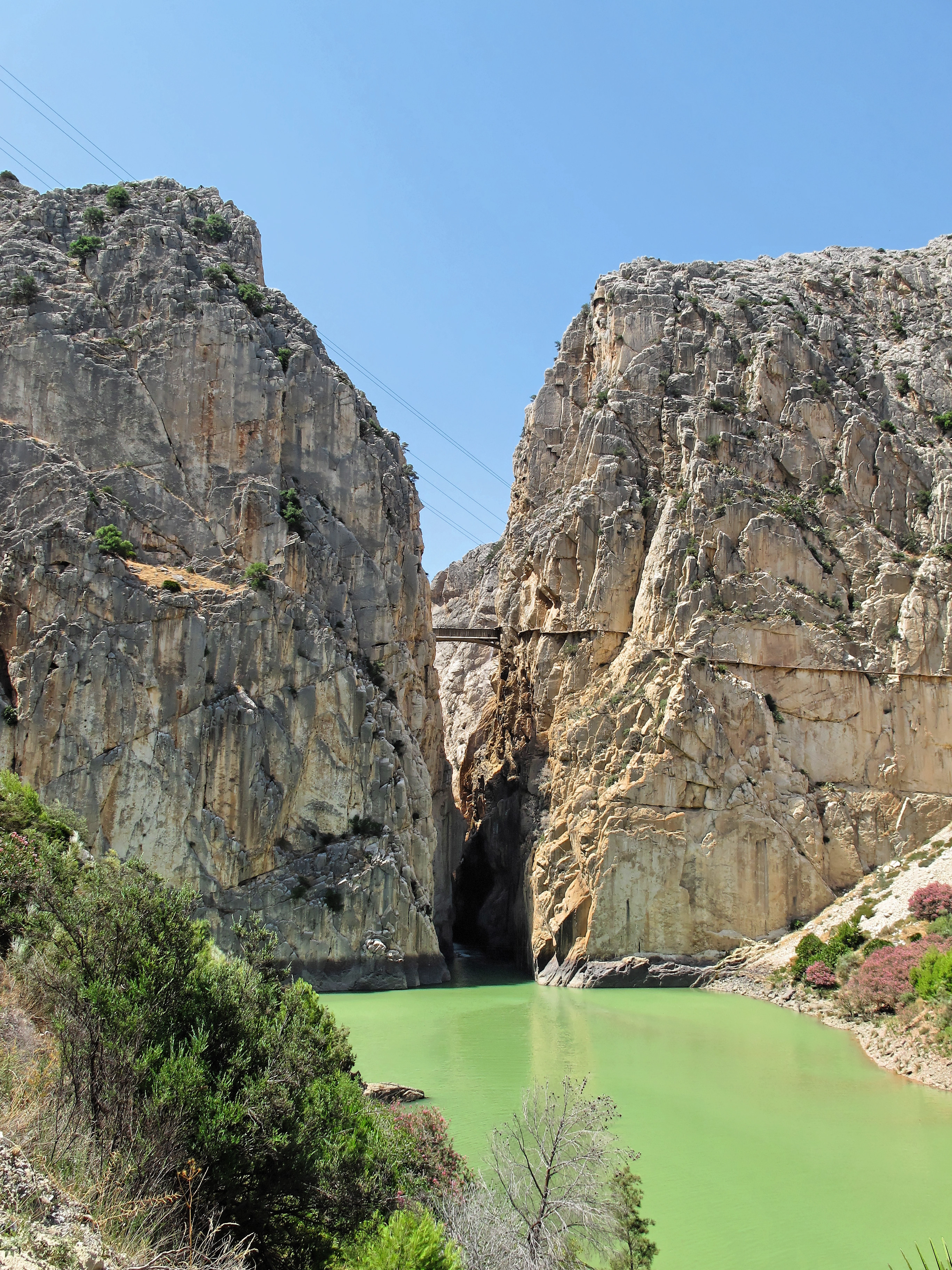 Spektakulære kalkstensklipper med tyrkisblåt vand i Caminito del Rey kløft i Andalusien Spanien