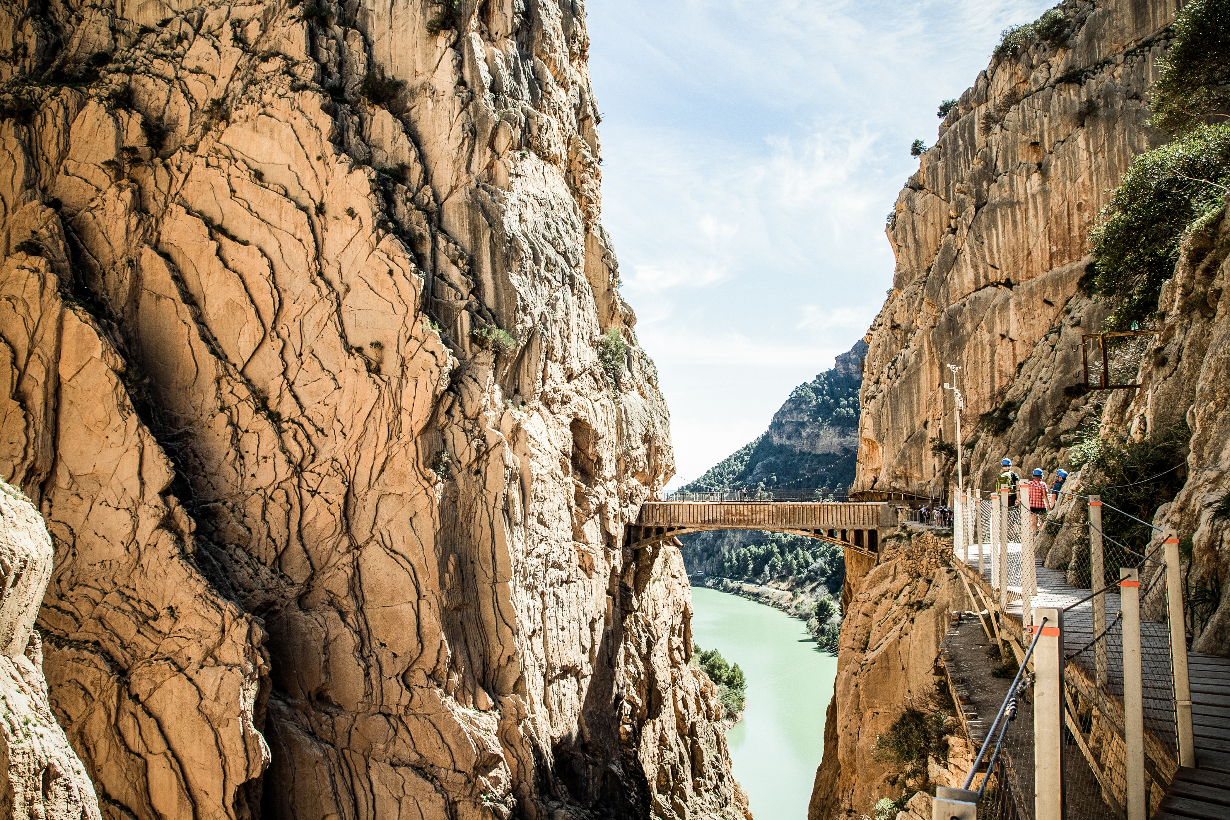 Den berømte vandresti Caminito del Rey fastgjort til stejle klippevægge i El Chorro-kløften i Andalusien, med dramatiske udsigter over den dybe canyon i Spanien