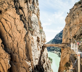 Den berømte vandresti Caminito del Rey fastgjort til stejle klippevægge i El Chorro-kløften i Andalusien, med dramatiske udsigter over den dybe canyon i Spanien