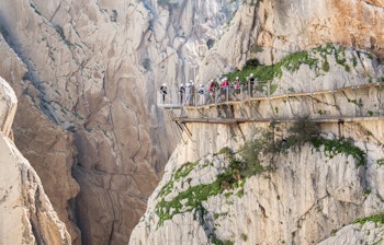Den spektakulære vandresti El Caminito del Rey (Kongens lille sti) fastgjort til de lodrette klippevægge i en dramatisk kløft i Ardales, Malaga, genåbnet i 2015 efter at have været kendt som verdens farligste fodsti