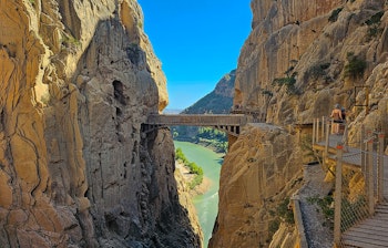Betagende udsigt over vandrestien Caminito del Rey, der snor sig langs de stejle klippevægge i naturområdet Desfiladero de los Gaitanes, beliggende mindre end 60 km fra Malaga i Andalusien, Spanien
