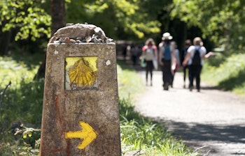 Muslingesymbol der markerer Caminoen (Jakobsvejen) - den berømte pilgrimsrute til Santiago de Compostela-katedralen i Galicien, Spanien