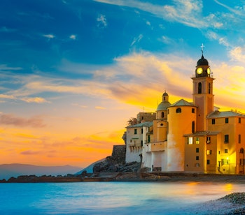 Panoramaudsigt over den charmerende kystby Camogli med farverige bygninger og Basilica of Santa Maria Assunta ved Middelhavets riviera i Ligurien, Italien