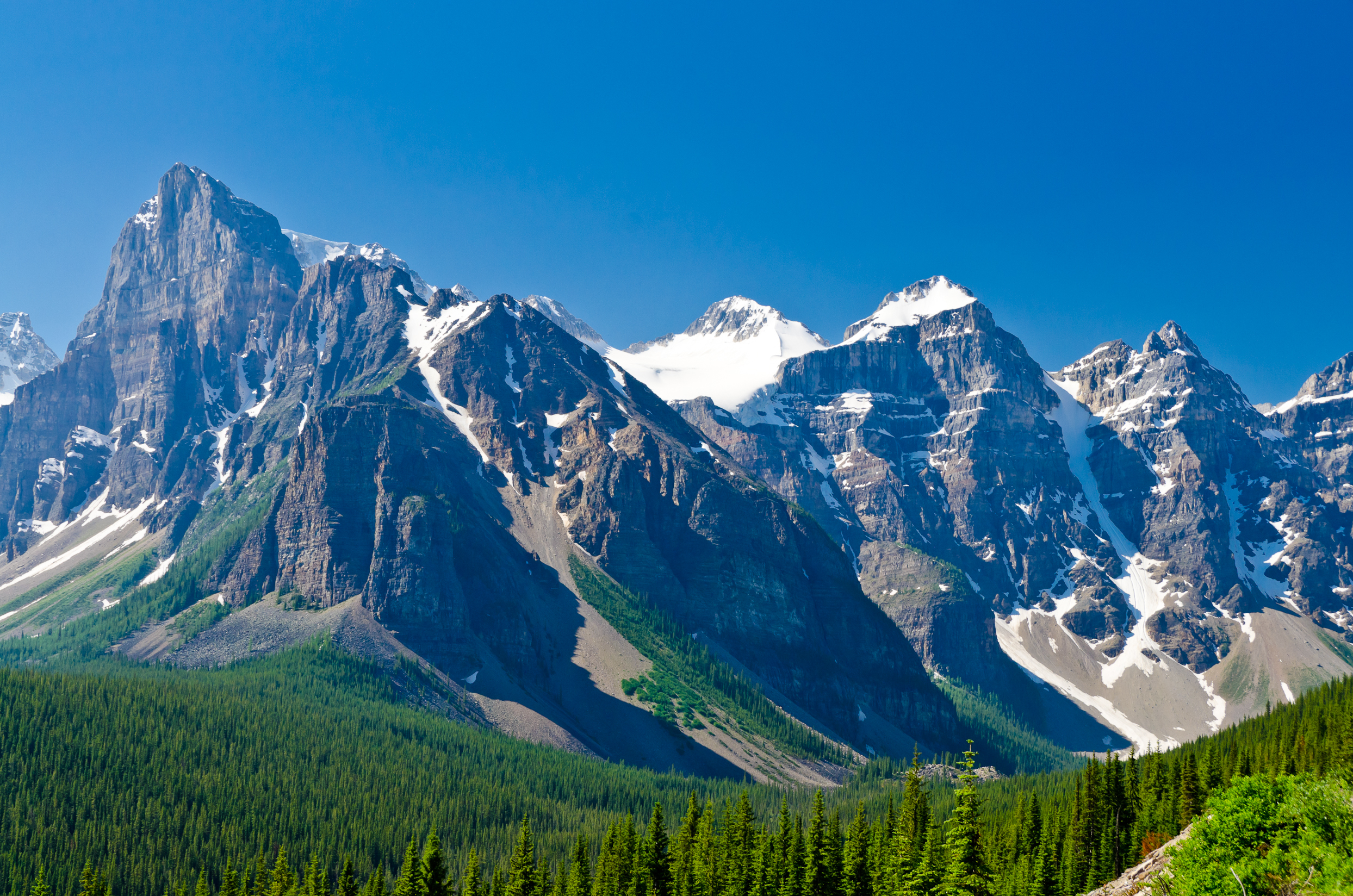 Majestetiske canadiske Rocky Mountains med sne-toppede bjerge og naaleskov