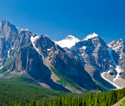 Majestetiske canadiske Rocky Mountains med sne-toppede bjerge og naaleskov