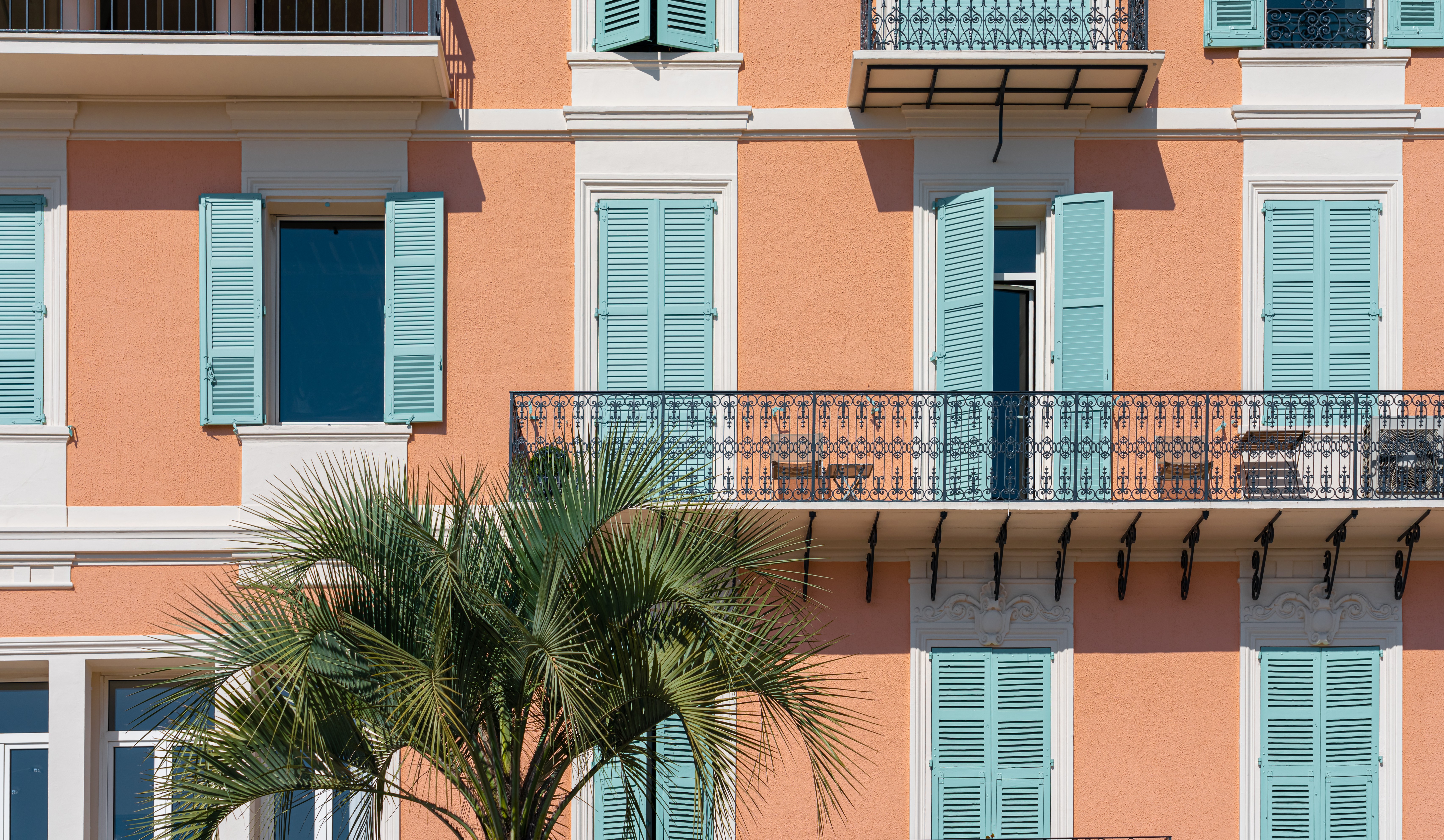 Farverige huse med turkise skodder i Cannes på den franske riviera