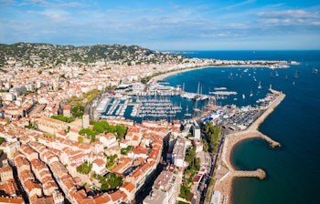 Luftfoto over Cannes på den franske riviera med den imponerende marina fyldt med luksusyachter, den historiske bymidte og den smukke middelhavskyst